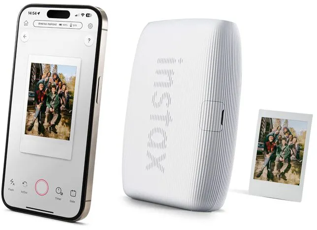 Un smartphone affiche une photo. Une imprimante Instax blanche et une photo imprimée sont à côté. Le tout sur fond blanc.