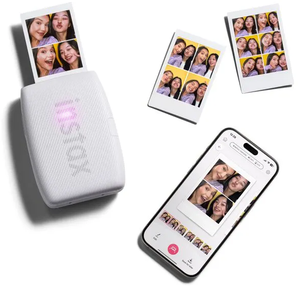 Une imprimante photo imprime des photos de deux femmes. Un téléphone affiche la même photo, et plusieurs photos imprimées sont dispersées.