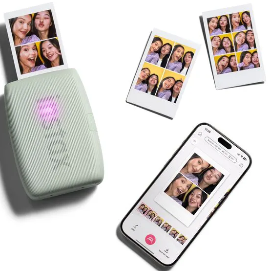 Une imprimante photo imprime des photos de filles souriantes. Un téléphone affiche une photo des mêmes filles. Plusieurs photos imprimées sont éparpillées.