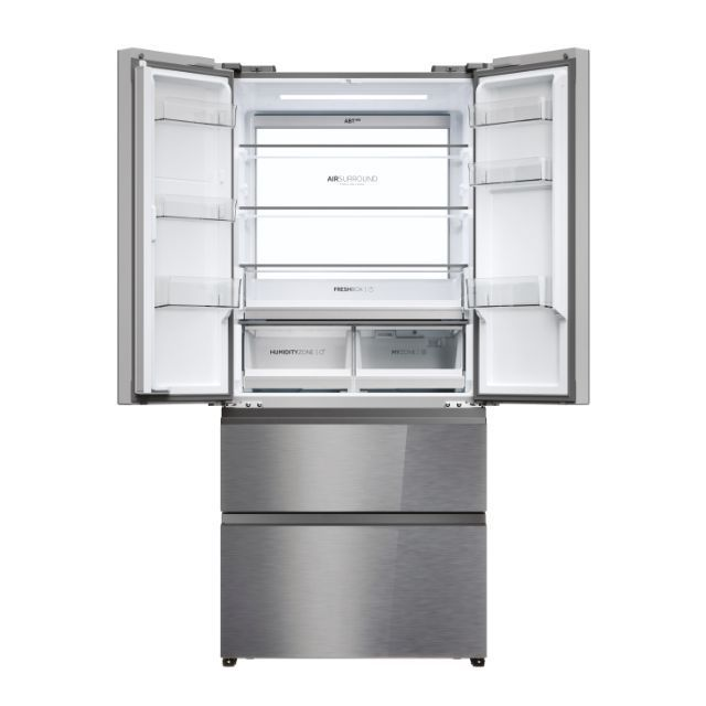 Edelstahlkühlschrank, Türen geöffnet. Innenregale sichtbar. Der Hintergrund ist weiß.