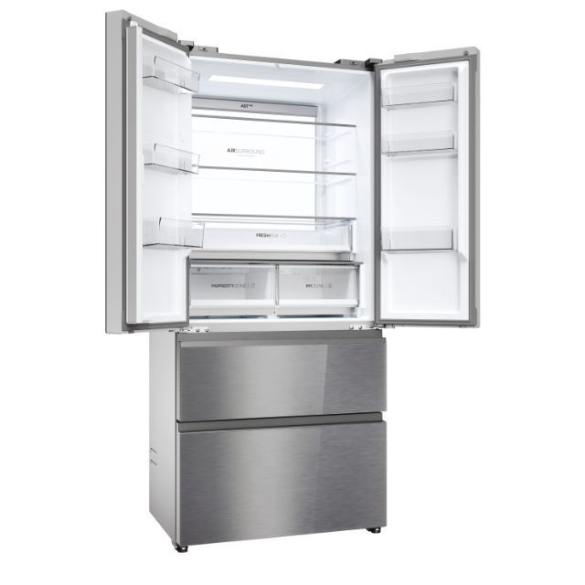 Ein Kühlschrank aus Edelstahl mit geöffneten Türen, der Regale, Schubladen und Innendetails zeigt.