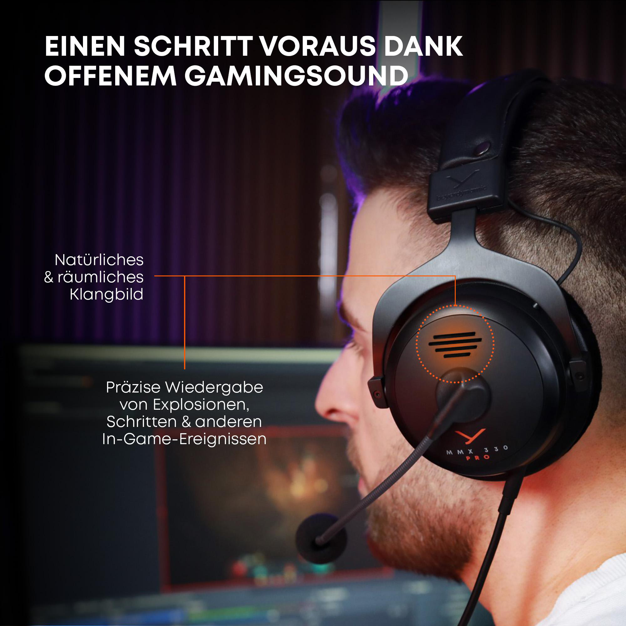 Mann mit schwarzem Kopfhörer mit Mikrofon. Text: Präzise Wiedergabe von Explosionen, Schritten & anderen In-Game-Ereignissen.
