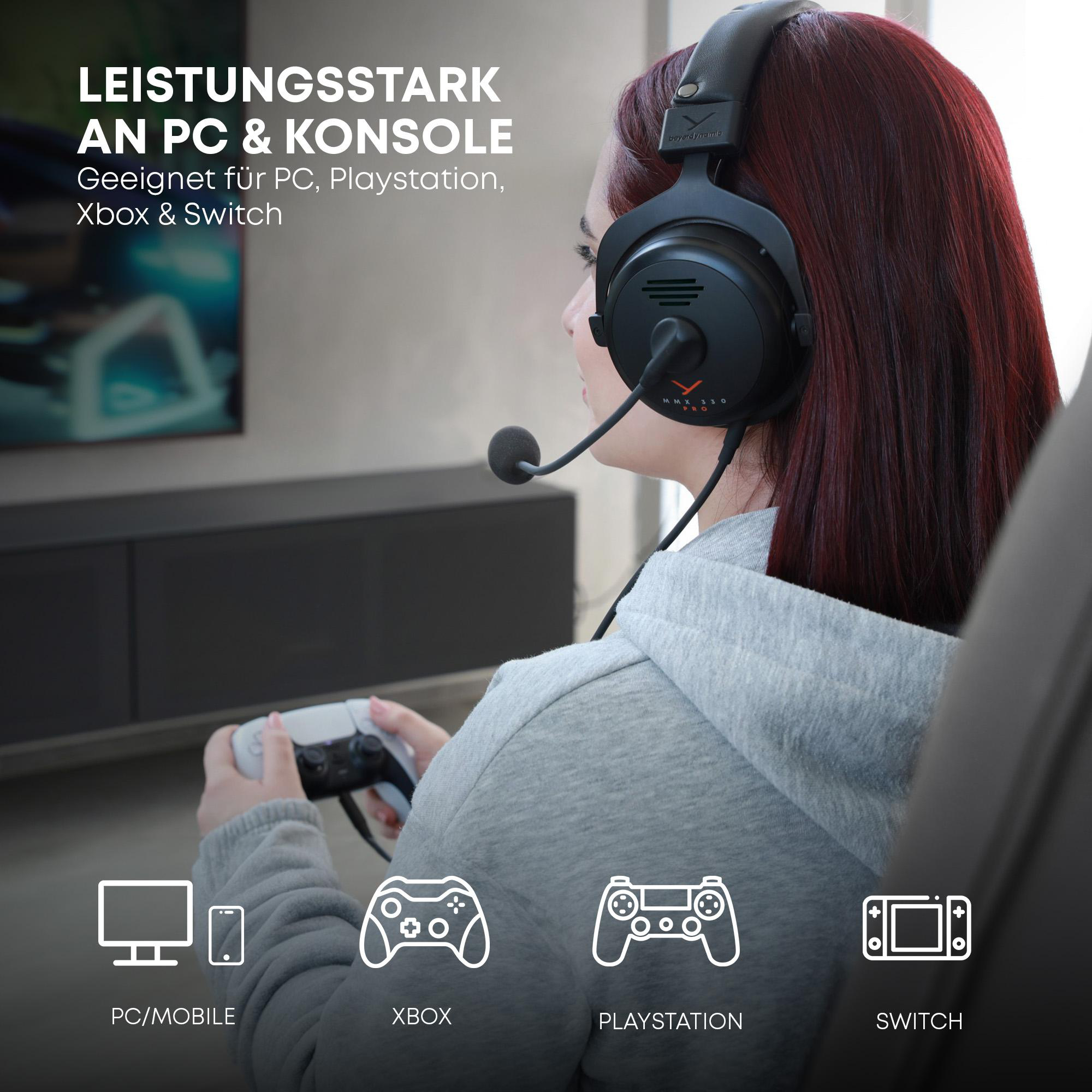 Eine Frau mit Headset spielt ein Spiel. Das Bild zeigt spielbezogene Symbole.