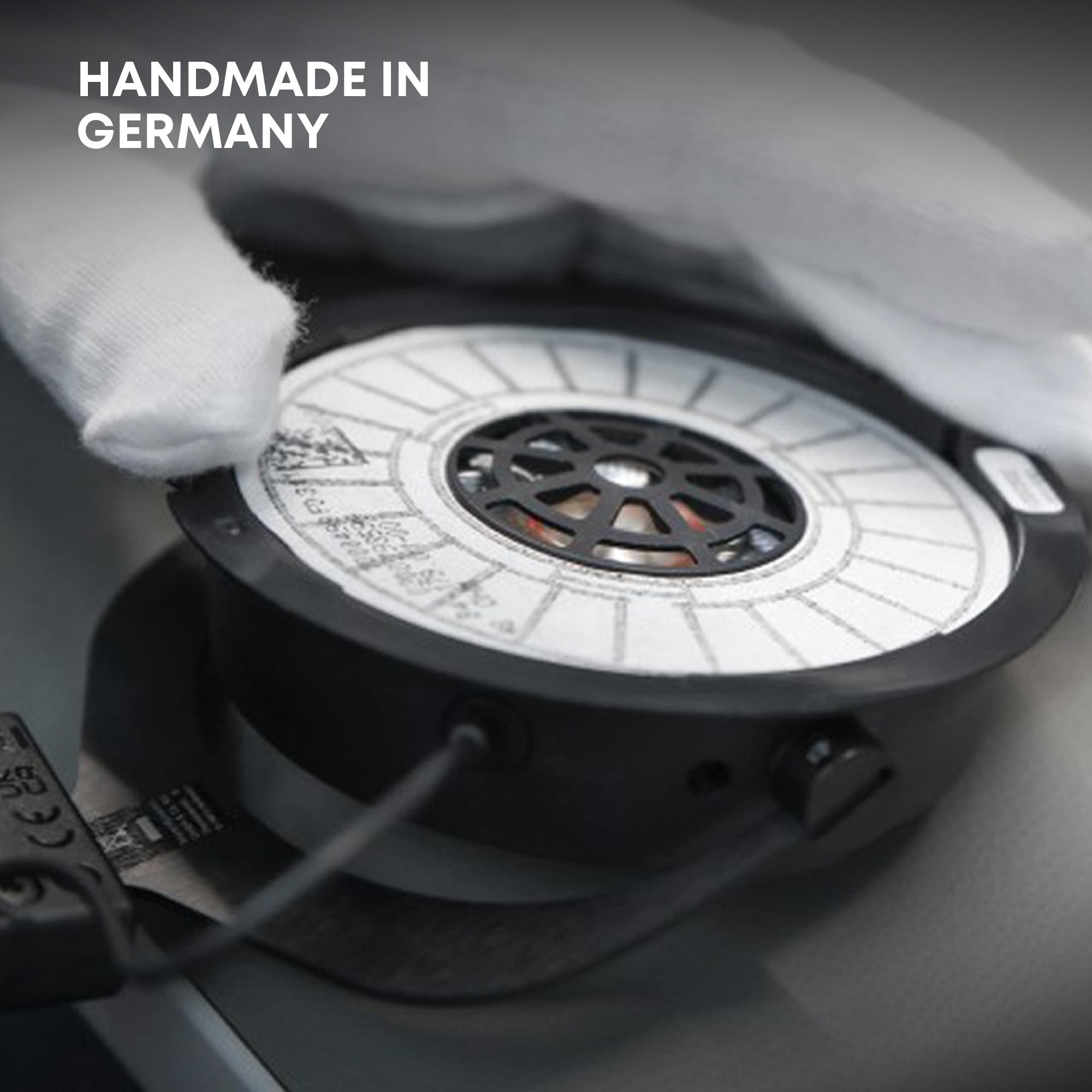 Nahaufnahme einer Kopfhörerkomponente mit einem weißen Tuch und dem Text „Handmade in Germany“.