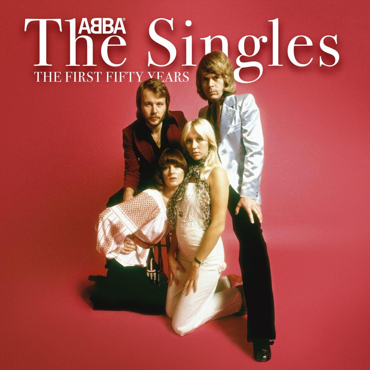 ABBA albumcover met bandleden die poseren. De titel is 'The Singles' op een rode achtergrond.