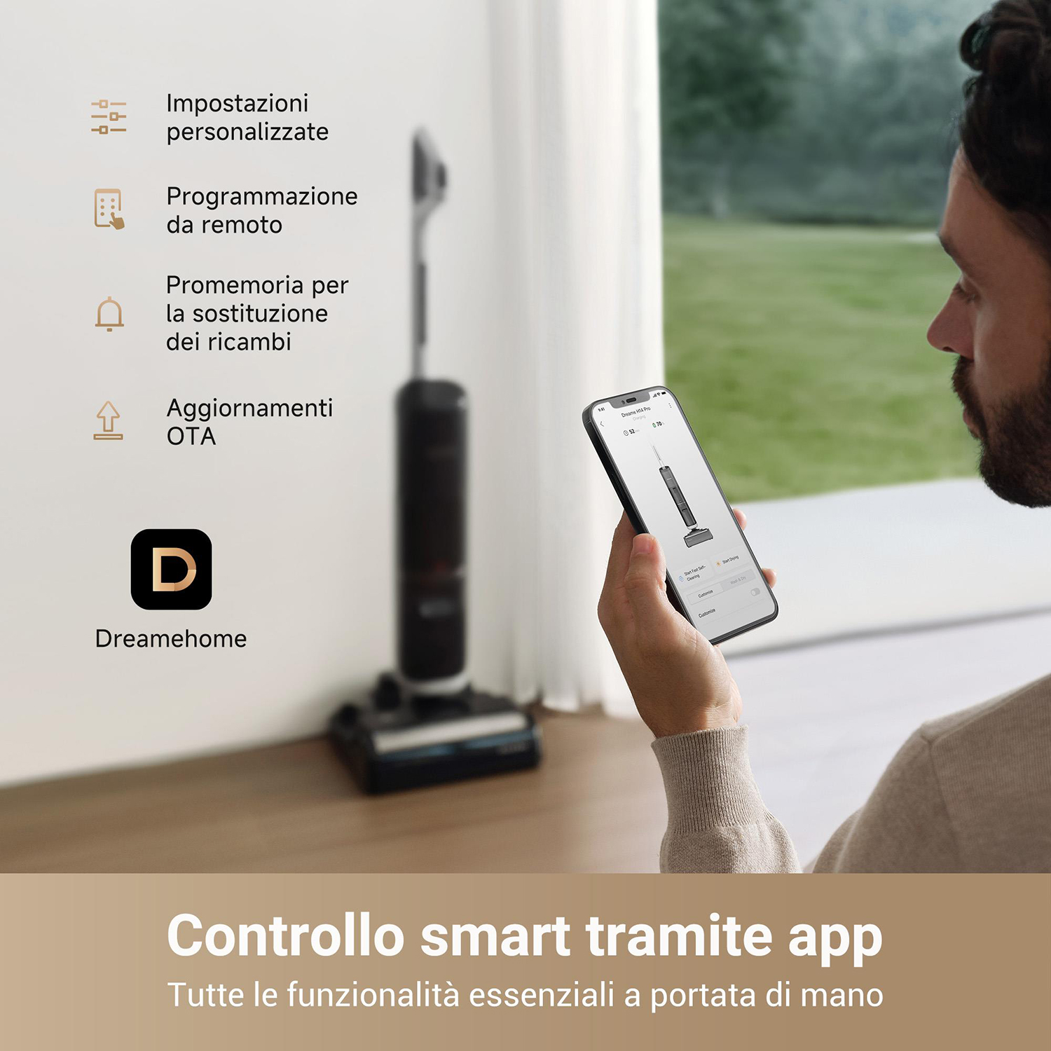 Un uomo tiene in mano uno smartphone, mostrando un'app per la casa intelligente, con un aspirapolvere robot nel background.
