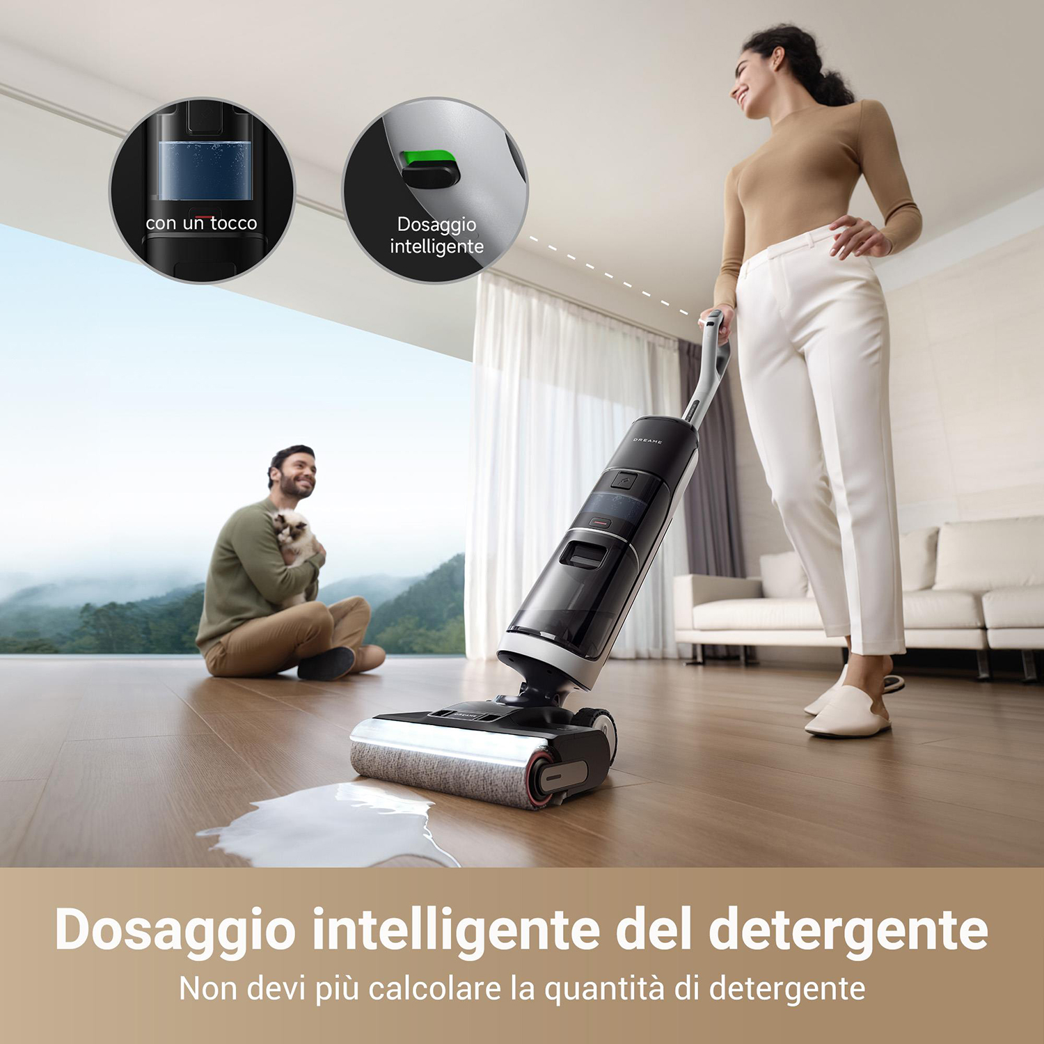 Donna che usa un aspirapolvere, con un uomo e un gatto che guardano. Testo: Dosaggio intelligente del detersivo. Niente più calcoli.