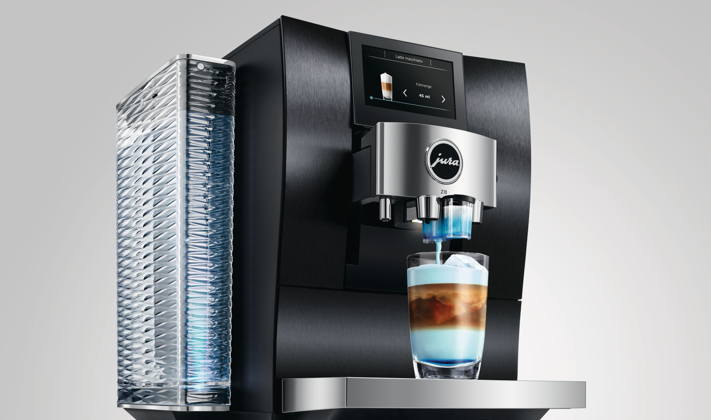Eine Kaffeemaschine, die ein geschichtetes Getränk in ein Glas ausgibt.