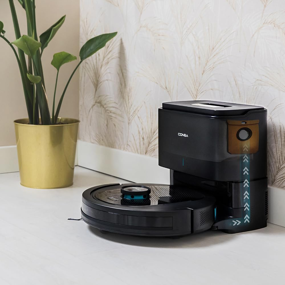 Robot porszívó egy töltőállomás mellett, növény és tapéta a háttérben.