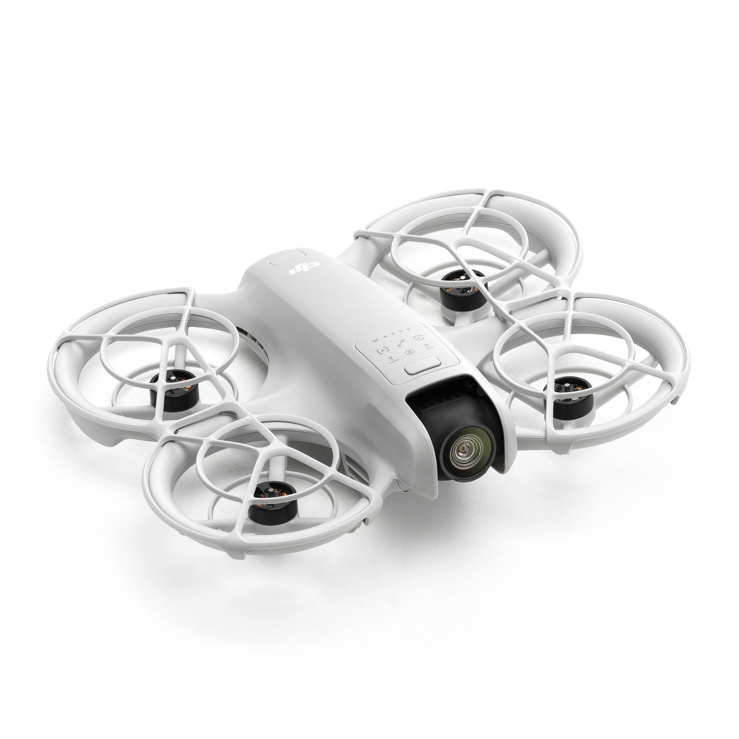 Een witte drone met vier propellers en een camera, geïsoleerd tegen een witte achtergrond.