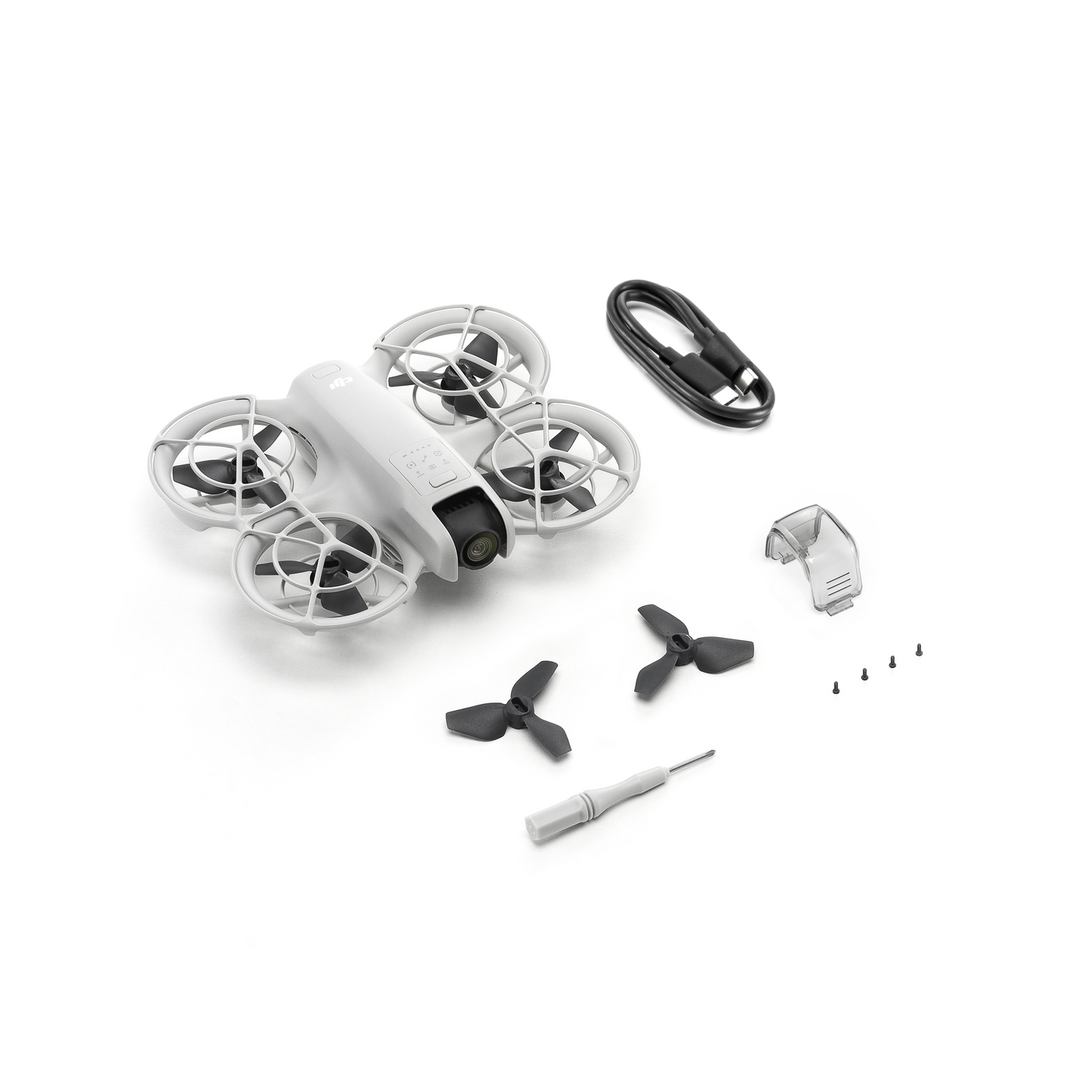 Witte drone met vier propellers, een oplaadkabel, reservepropellers en een schroevendraaier op witte achtergrond.