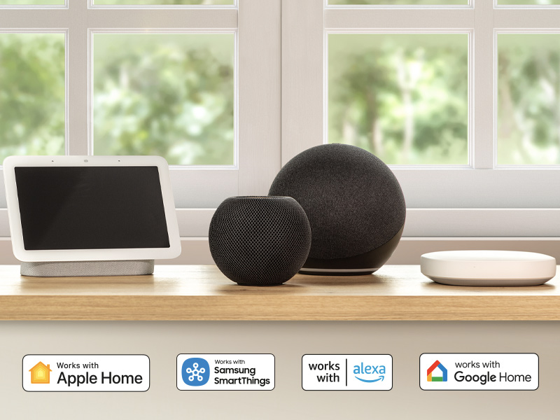 Smart-Home-Geräte auf einem Regal: Smart Display, Lautsprecher, Hub, weißer Hintergrund.