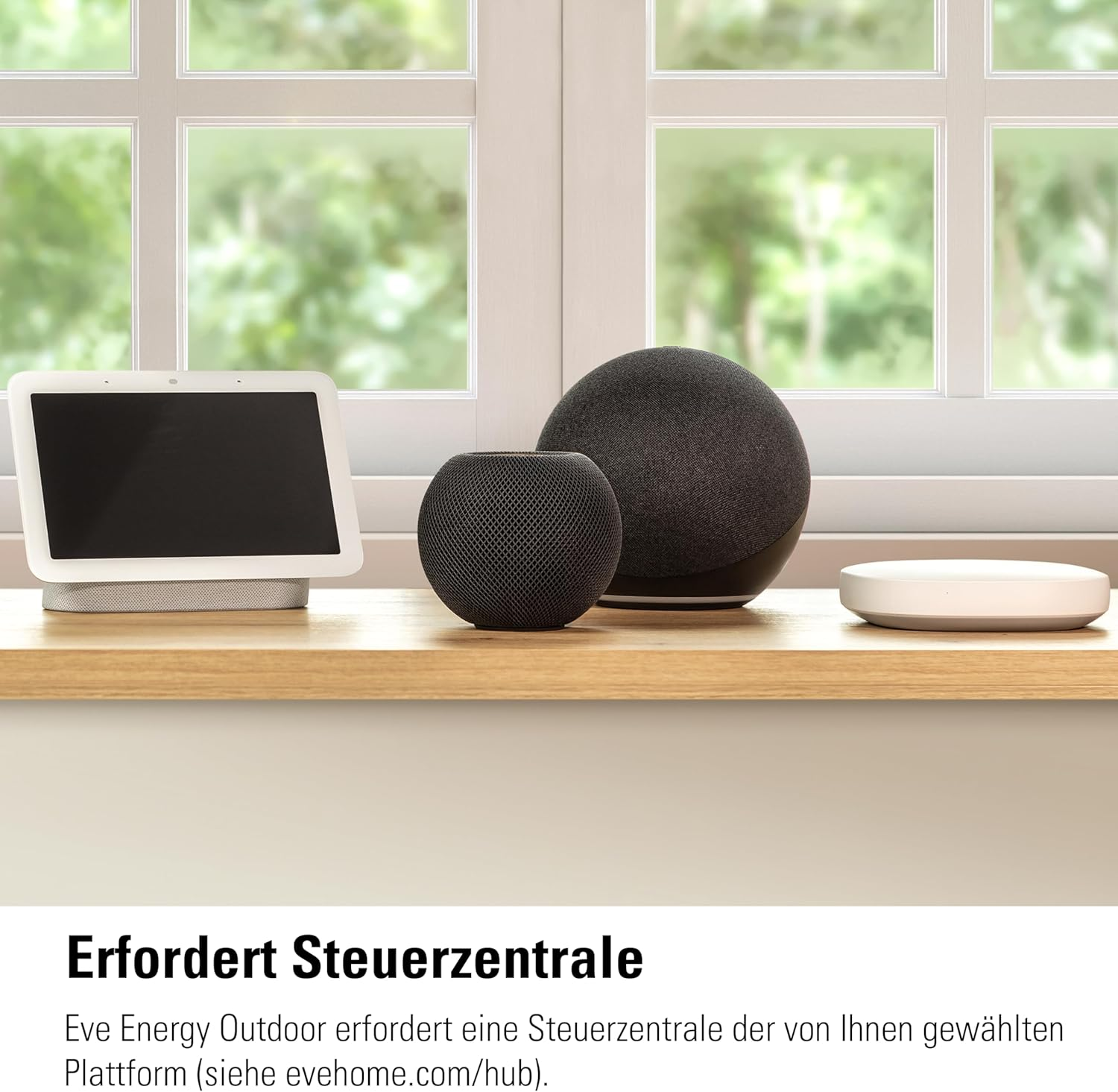 Smart Home Geräte auf einer Fensterbank: ein Tablet, ein Lautsprecher und ein Hub.