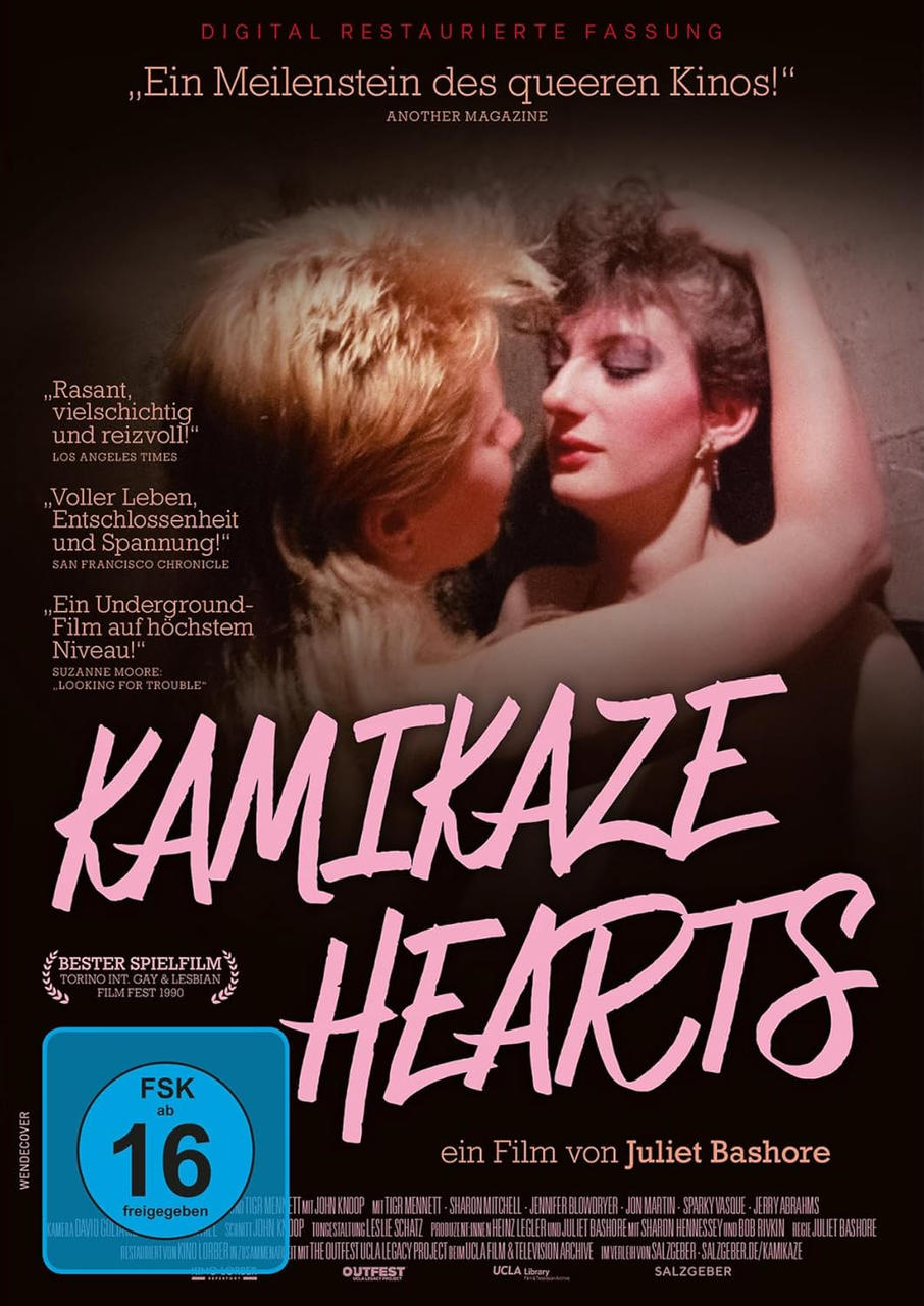 Filmplakat 'Kamikaze Hearts' mit zwei sich umarmenden Frauen. Titel und Text sind pink.