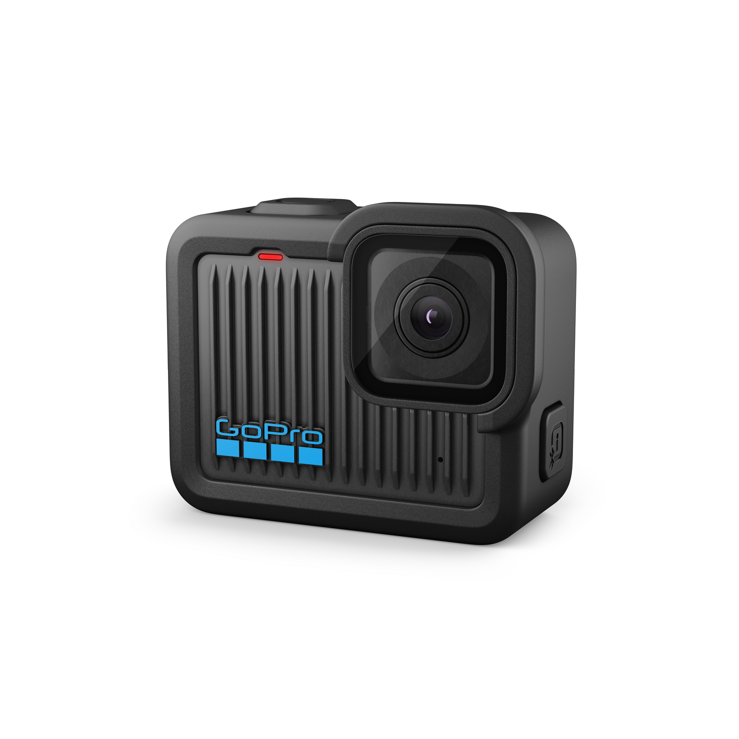 Cámara GoPro negra, con lente, logo y luz roja pequeña, aislada sobre blanco.