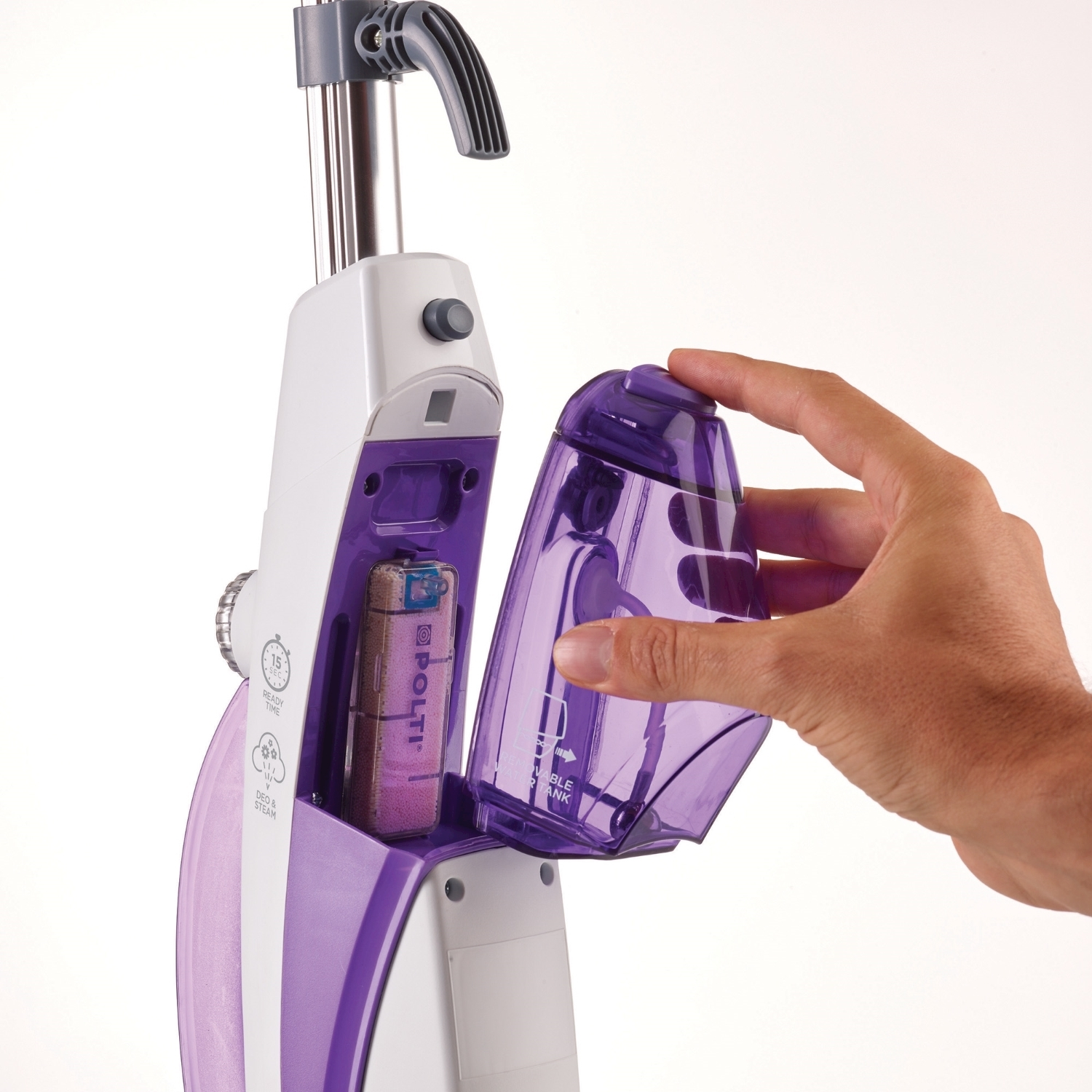 Mano che apre un serbatoio dell'acqua viola su un pulitore a vapore bianco e viola.