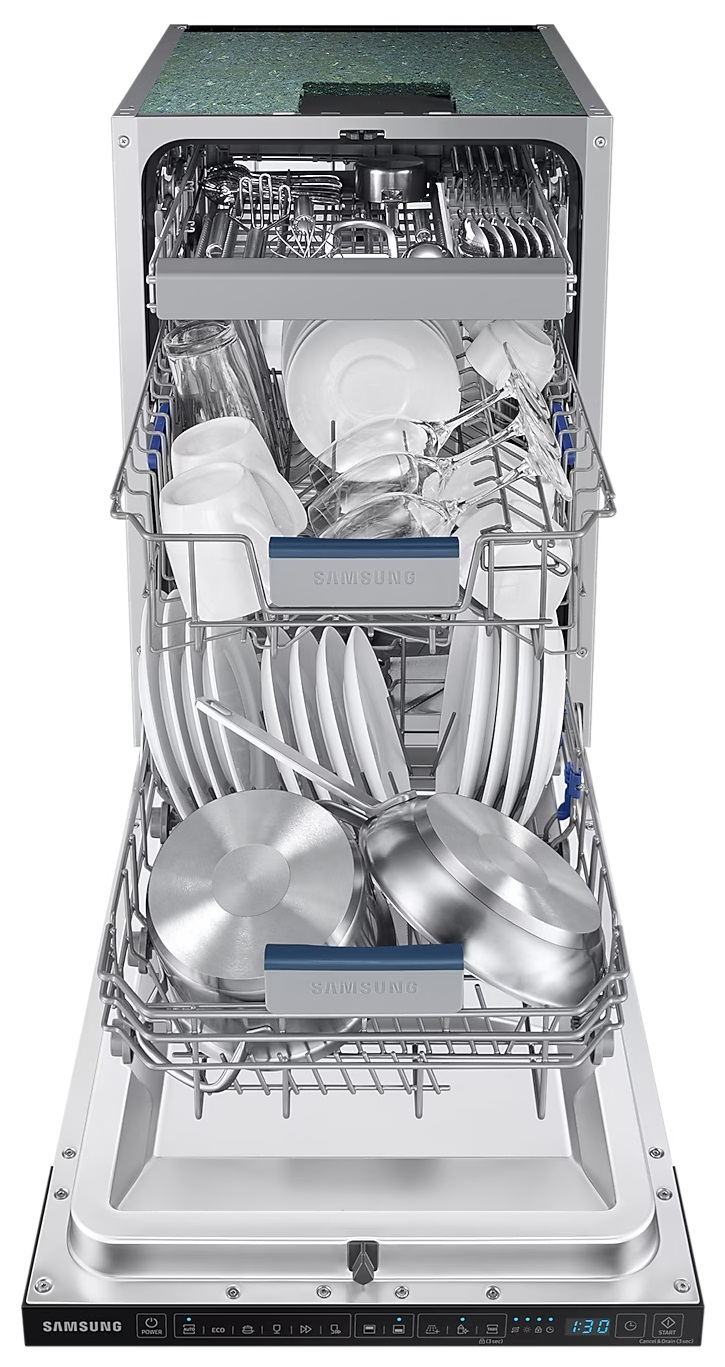 Zmywarka z naczyniami i sztućcami w środku. Srebrne i niebieskie akcenty.