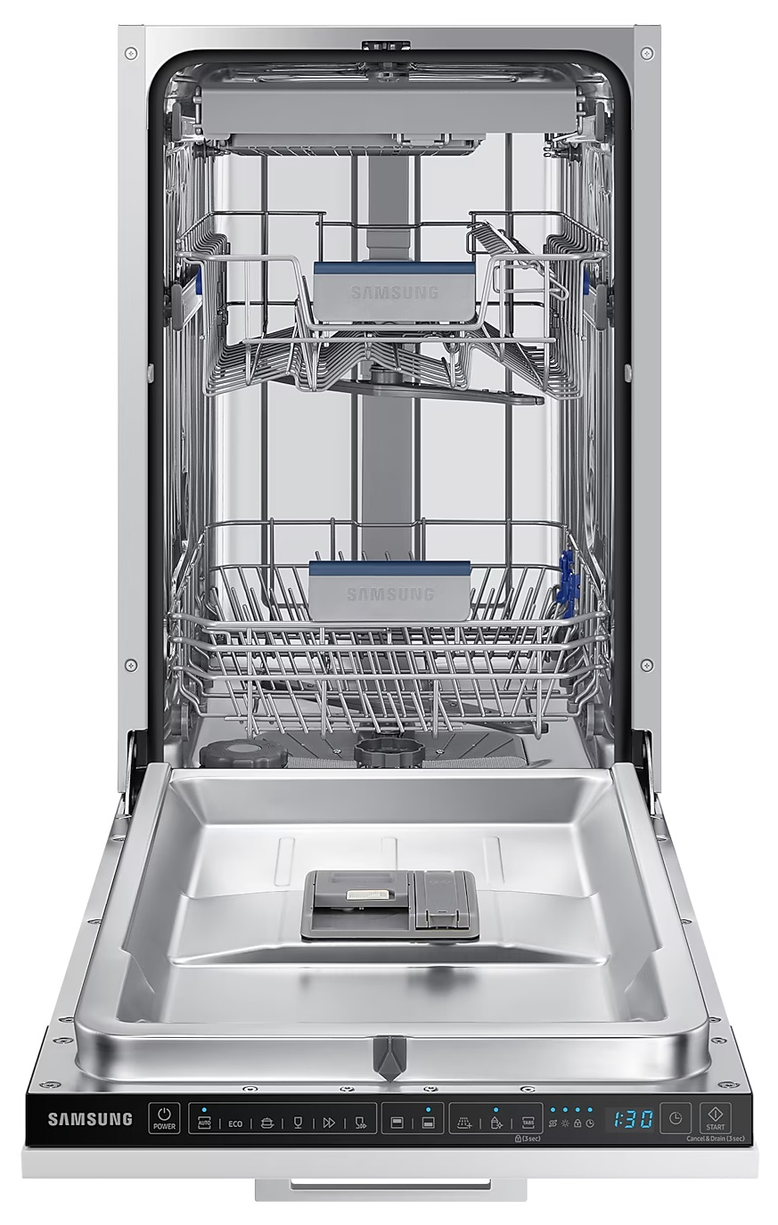 Zmywarka Samsung z otwartymi drzwiami, pokazująca wewnętrzne kosze i panel sterowania.