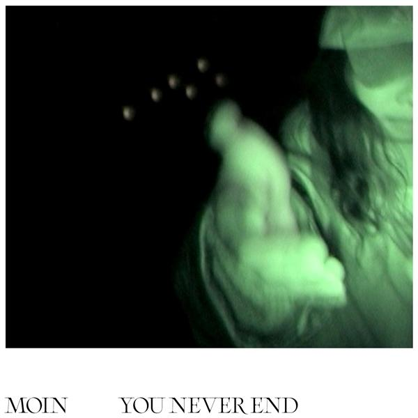 Moin Albumcover. Verschwommenes, grün getöntes Foto. Sechs weiße Punkte, schwarzer Hintergrund, weißer Text.