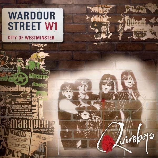 Albumcover-Kunst mit einem Bandfoto über einer Backsteinmauer mit Graffiti und einem Straßenschild.