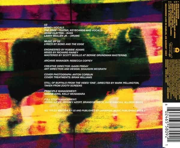 Rückseite des U2-Albums. Text listet Bandmitglieder, Titelliste und Credits auf. Bunter, abstrakter Hintergrund.