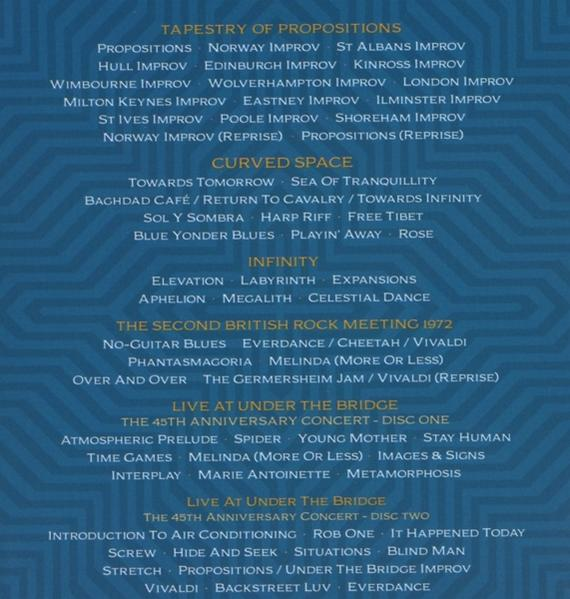 Eine detaillierte Liste von Songtiteln und Bandnamen in blauem und goldenem Design.