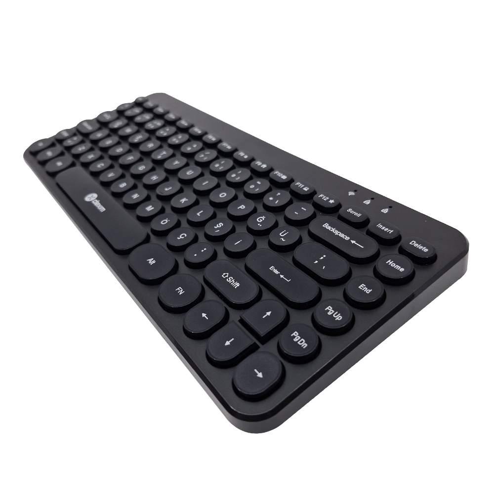 Siyah bir klavye, açılı, işlev ve özel tuşlar dahil olmak üzere tam bir QWERTY düzenine sahip. Beyaz zemin.