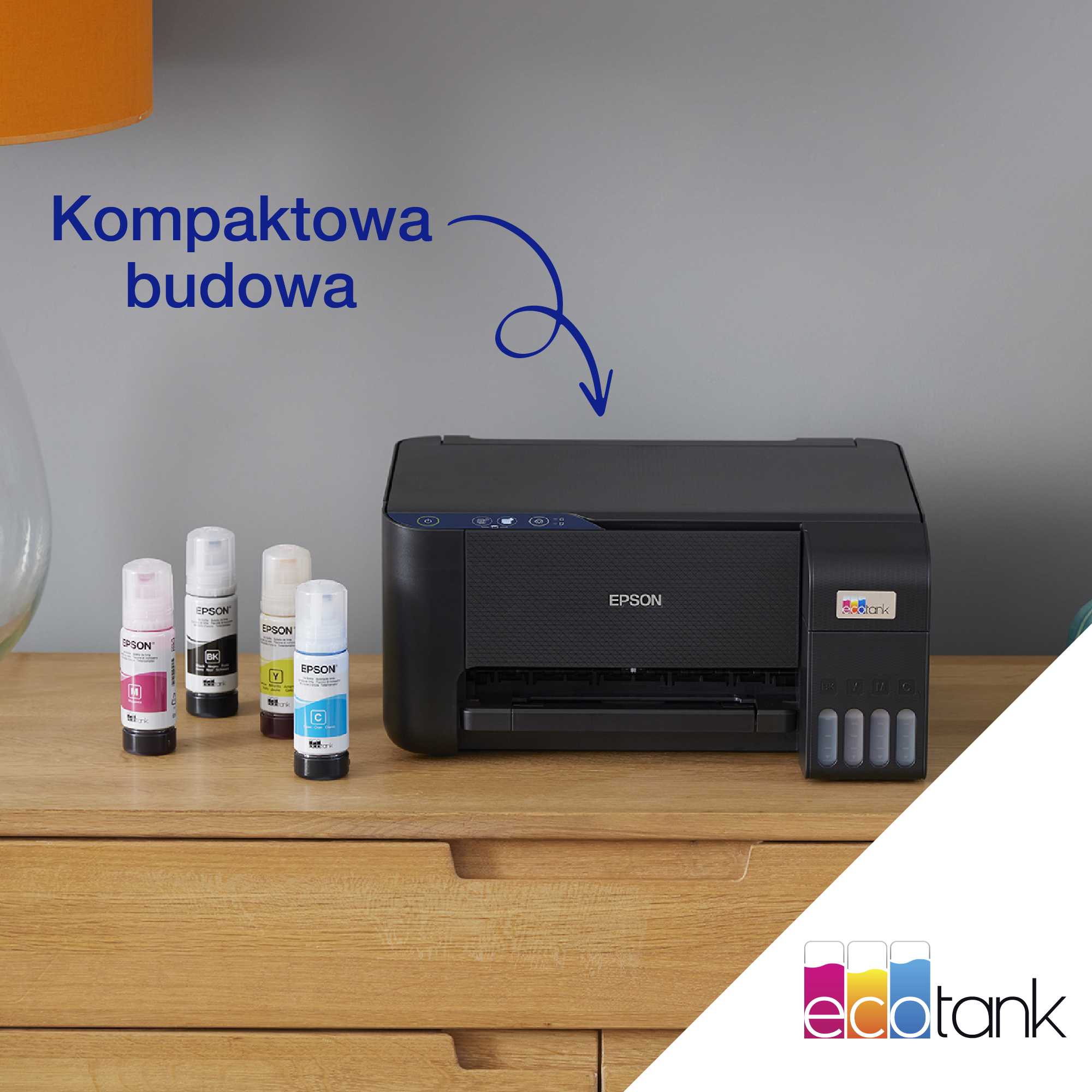 Drukarka i butelki z tuszem na drewnianej powierzchni z pomarańczową lampą.