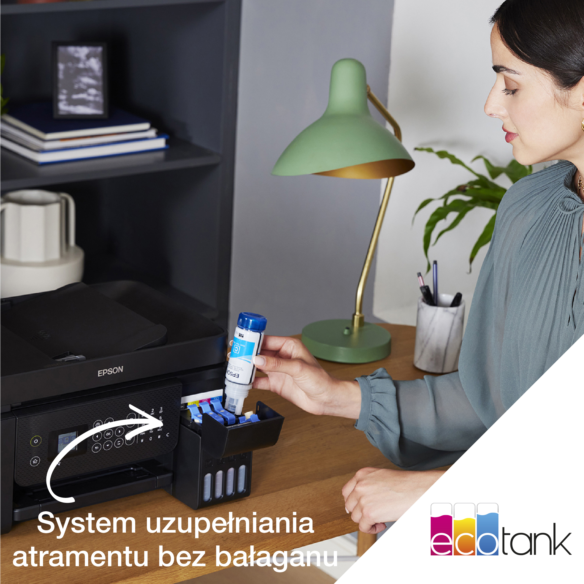Kobieta uzupełnia tusz do drukarki. Niebieska butelka z tuszem. Drukarka Epson. Tekst: Łatwy system uzupełniania.