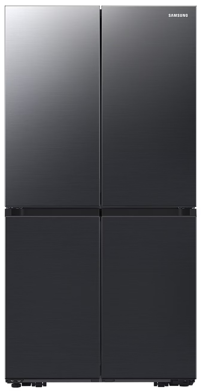 Czarna czterodrzwiowa lodówka Samsung. Drzwi mają szczotkowane metalowe wykończenie. Widoczne logo Samsung.