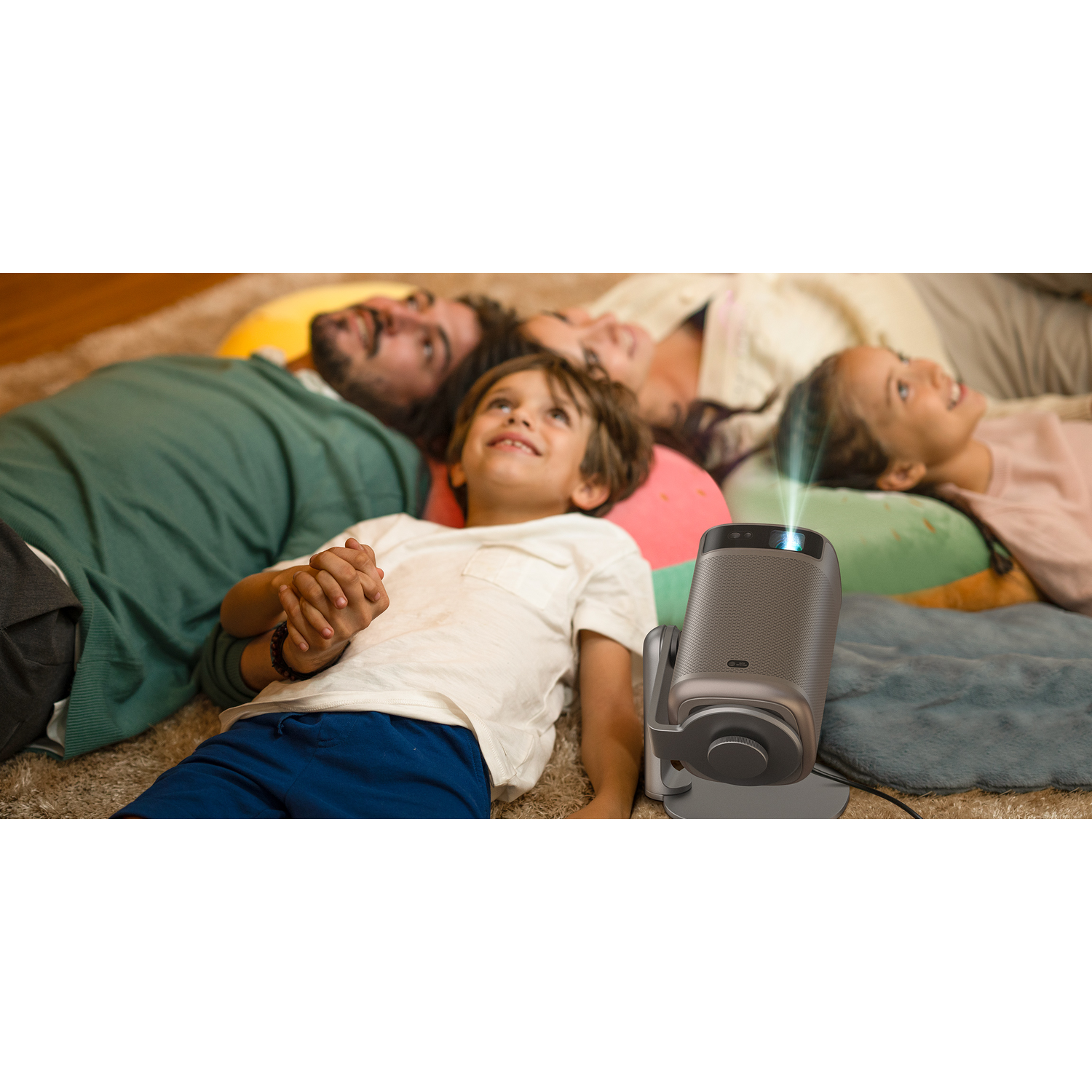 Familie kijkt naar een projector, die een film laat zien.