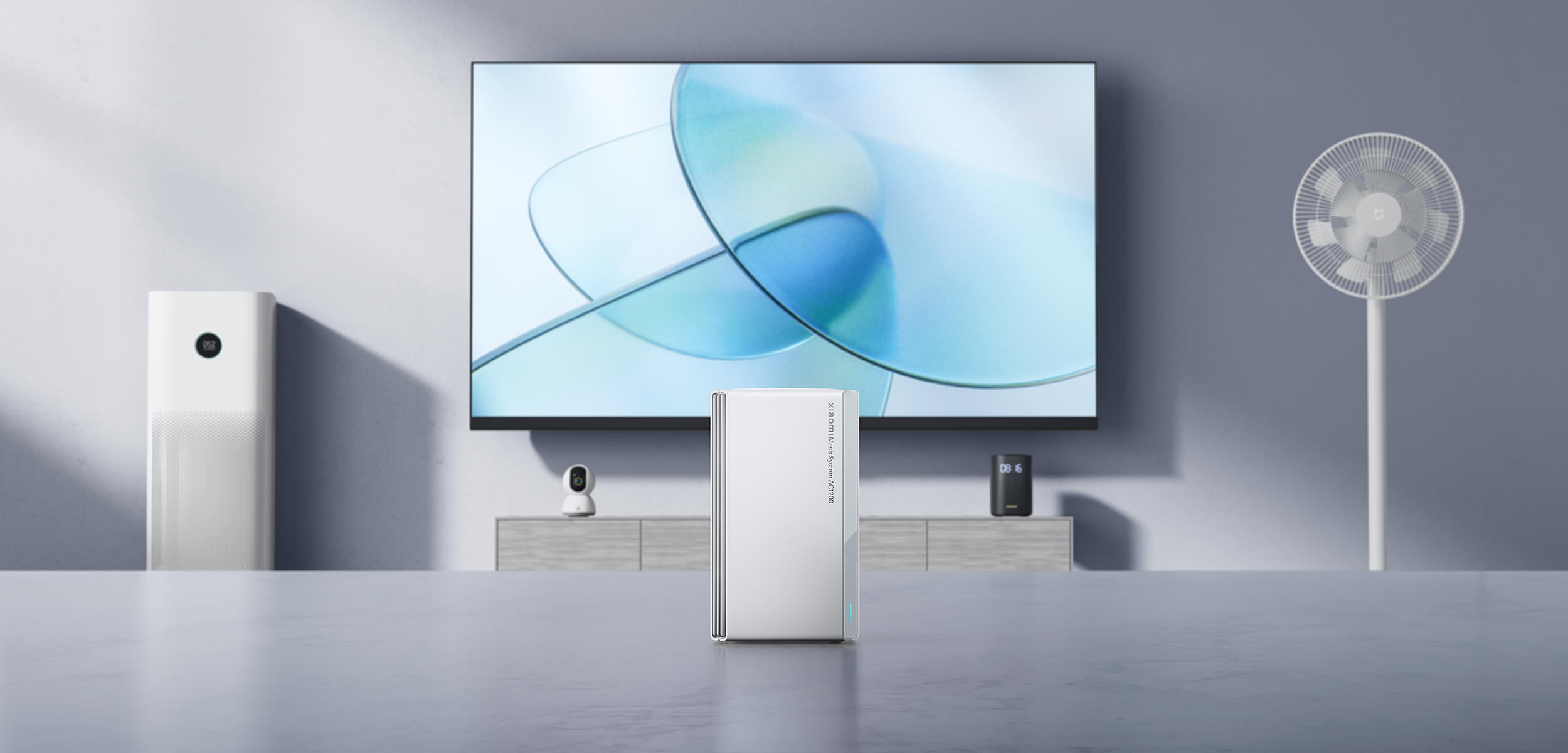 Modern nappali elrendezés TV-vel, légtisztítóval és ventilátorral, szürke felületen.