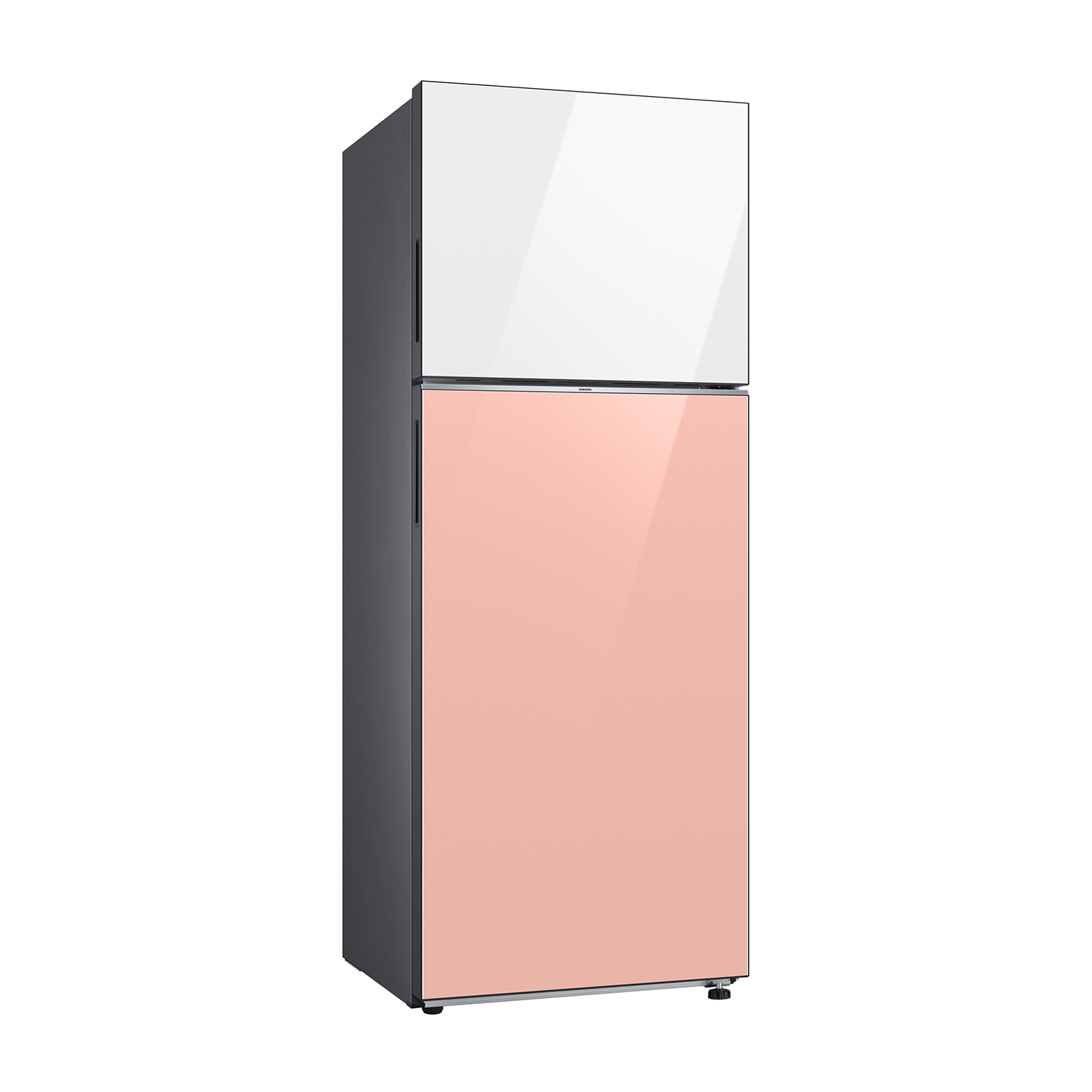 Un frigorifero bianco e rosa. La parte superiore è bianca, la porta è rosa, su sfondo bianco.