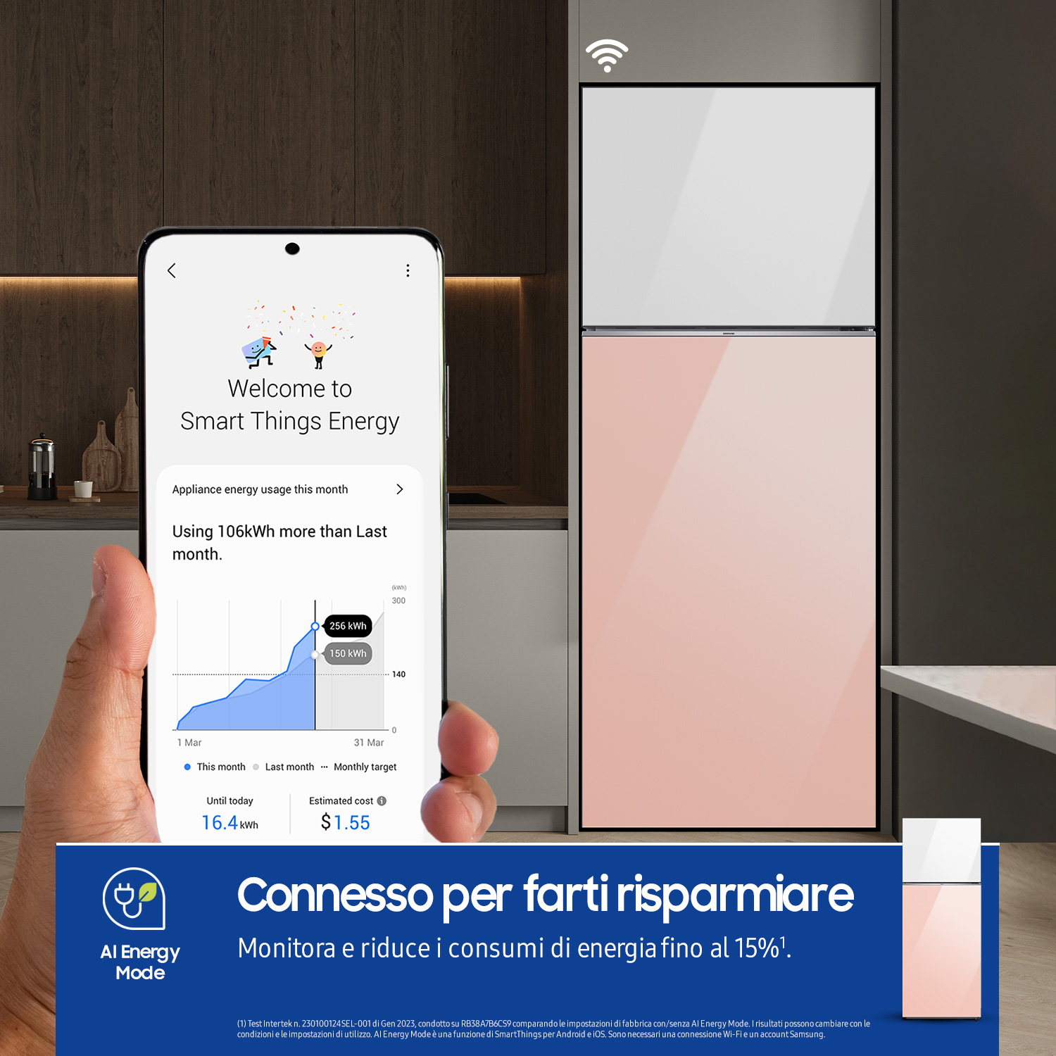 Una persona tiene in mano un telefono che mostra un'app per la casa intelligente accanto a un frigorifero bianco e rosa.