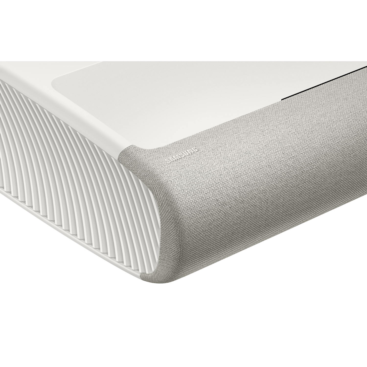 Een witte en grijze gebogen projector. De zijkant is grijs met een stoffen textuur.