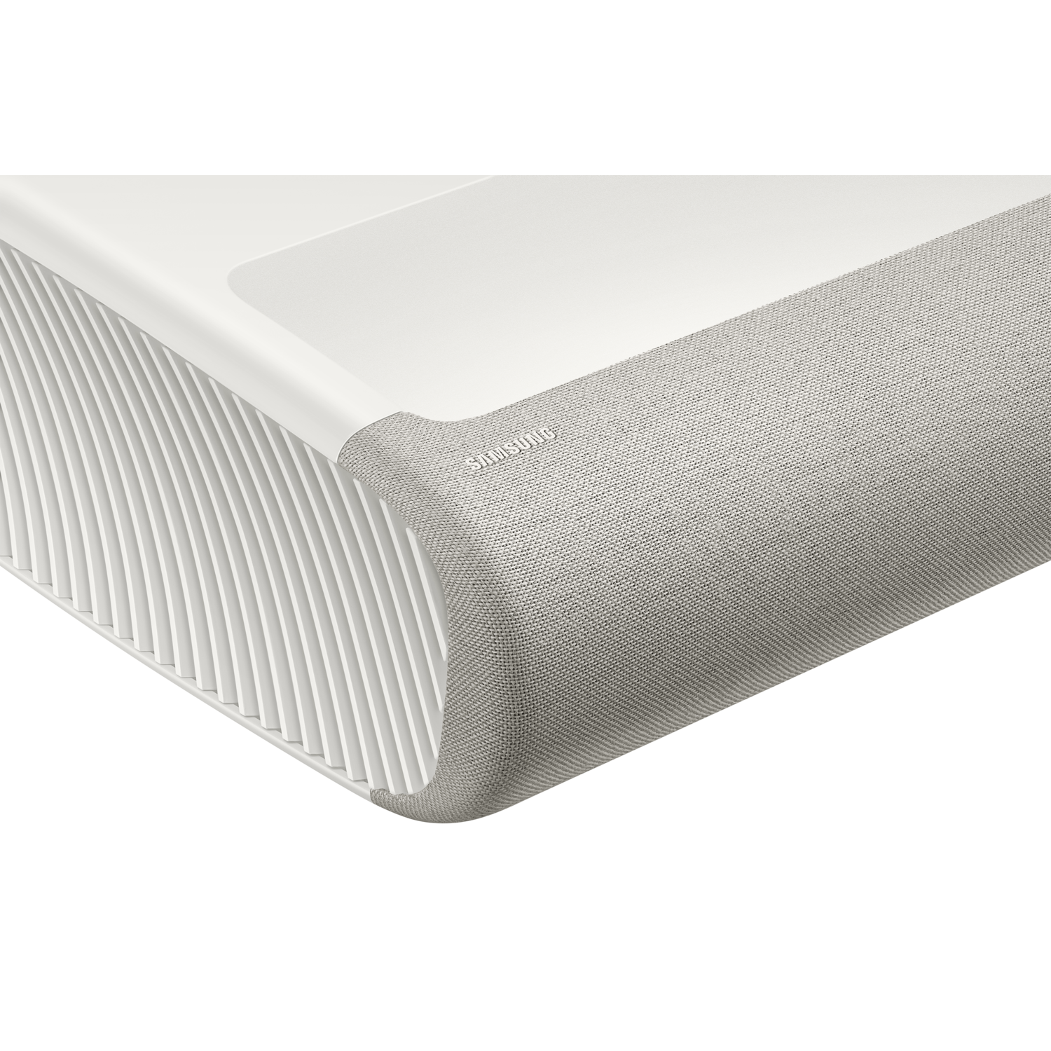 Barre de son Samsung blanche et grise avec enveloppe en tissu, vue latérale.