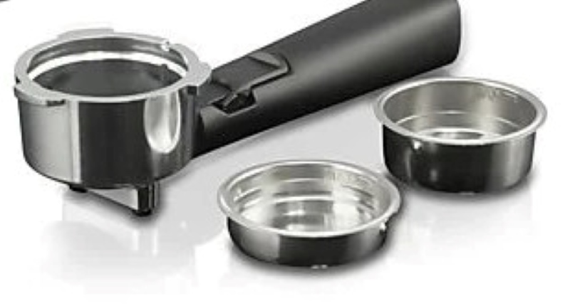 Kolba ekspresu do kawy z dwoma koszyczkami filtrującymi, na białym tle.