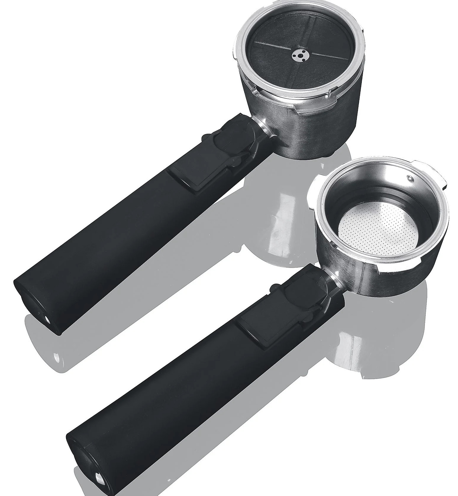 Dwa srebrno-czarne portafiltry do ekspresu do kawy. Uchwyty są czarne. Białe tło.