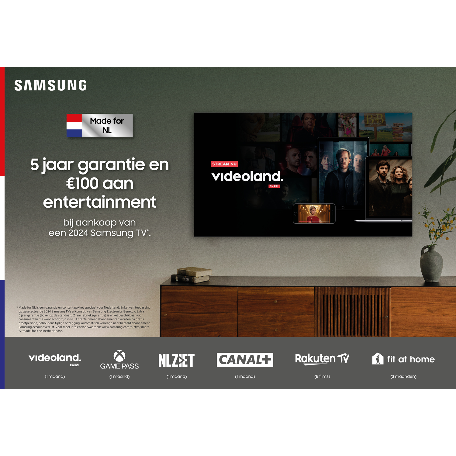Un four noir avec deux boutons et une porte vitrée.
