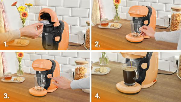Vier-Panel-Bild, das die Verwendung der Kaffeemaschine zeigt. Beinhaltet das Einlegen der Kapsel, Tassenplatzierung, Knopfdruck und Kaffeeausgabe.