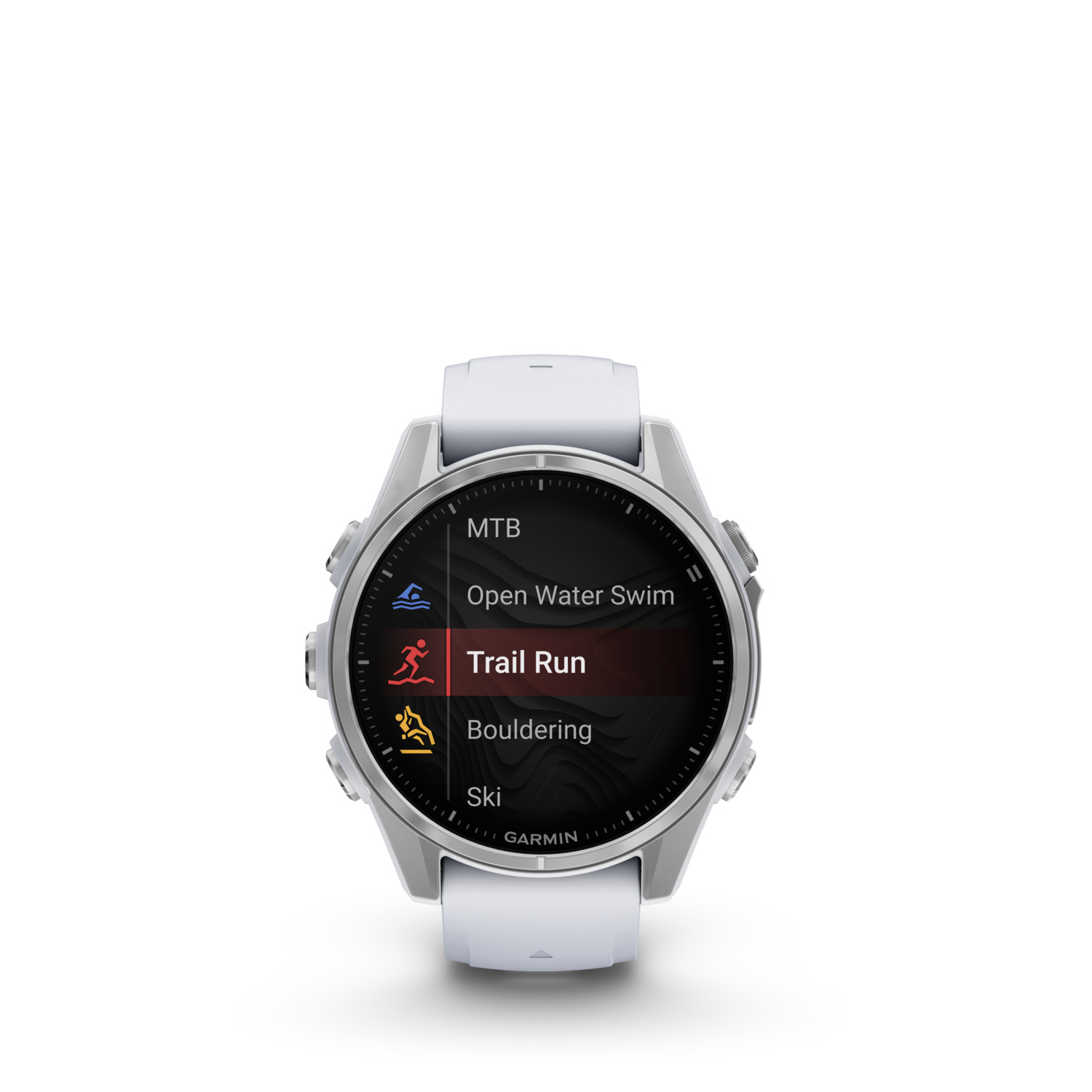 Une montre connectée blanche affiche différentes options sportives : VTT, Nage en eau libre, Trail Run, Escalade, Ski.