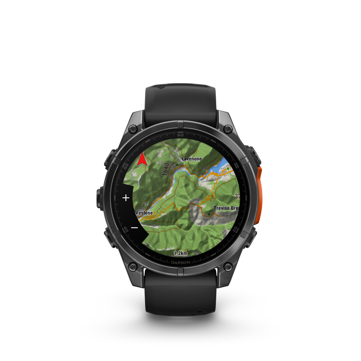 Montre intelligente Garmin noire affichant une carte. La montre a une lunette sombre avec des accents oranges et un bracelet noir. Fond blanc.
