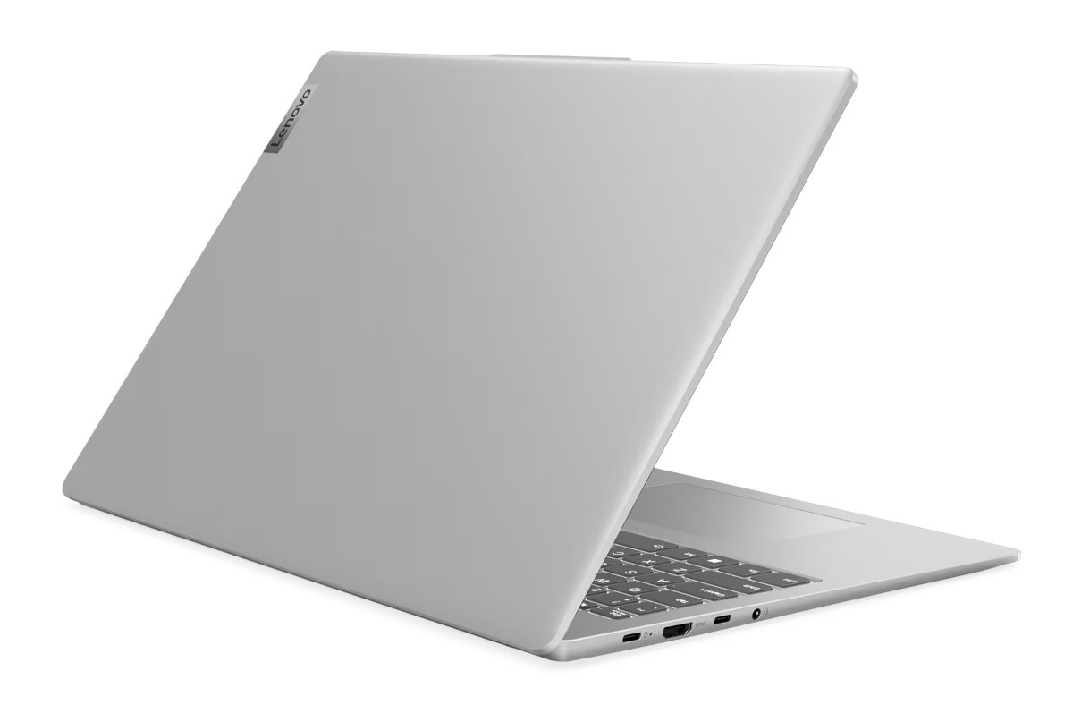 Srebrny laptop z tyłu, widoczna klawiatura, na białym tle.