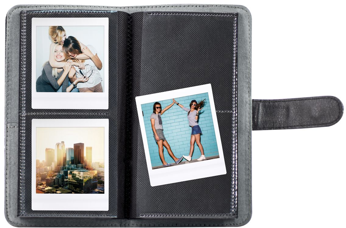 Fotoalbum mit Polaroid-Fotos. Personen auf den Fotos umarmen und tanzen. Gebäude sind auf einem sichtbar.
