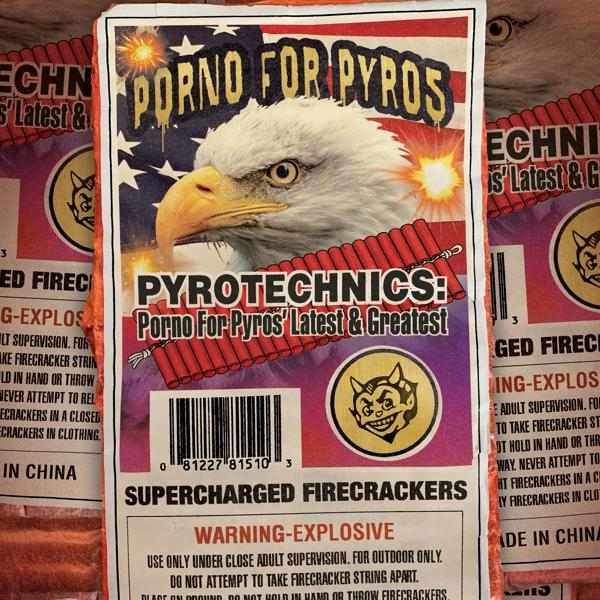 Feuerwerkskörper-Verpackung mit Adler, amerikanischer Flagge und Warnhinweisen. Text: 'Porno for Pyros'.