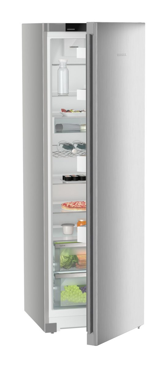 Ein silberner Liebherr-Kühlschrank mit geöffneter Tür, der Regale mit Lebensmitteln und Getränken zeigt.