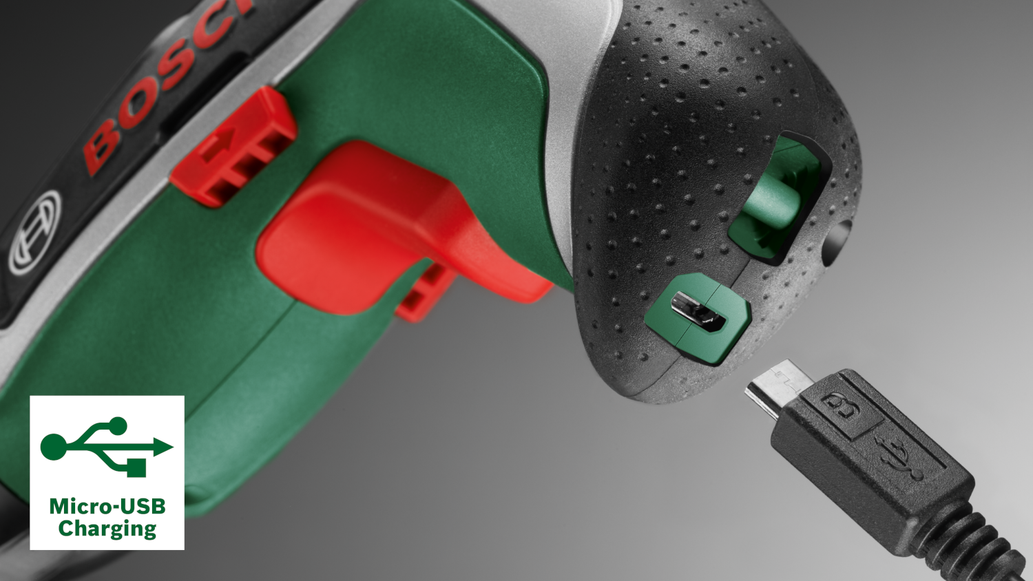 Egy Bosch akkumulátoros csavarhúzó közelképe, USB töltőporttal.