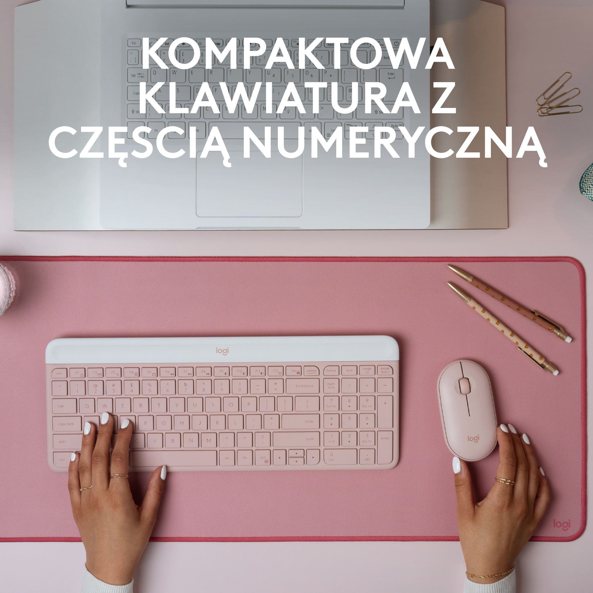 Ręce na różowym biurku z klawiaturą, myszą i laptopem. Tekst mówi: Kompaktowa klawiatura numeryczna.