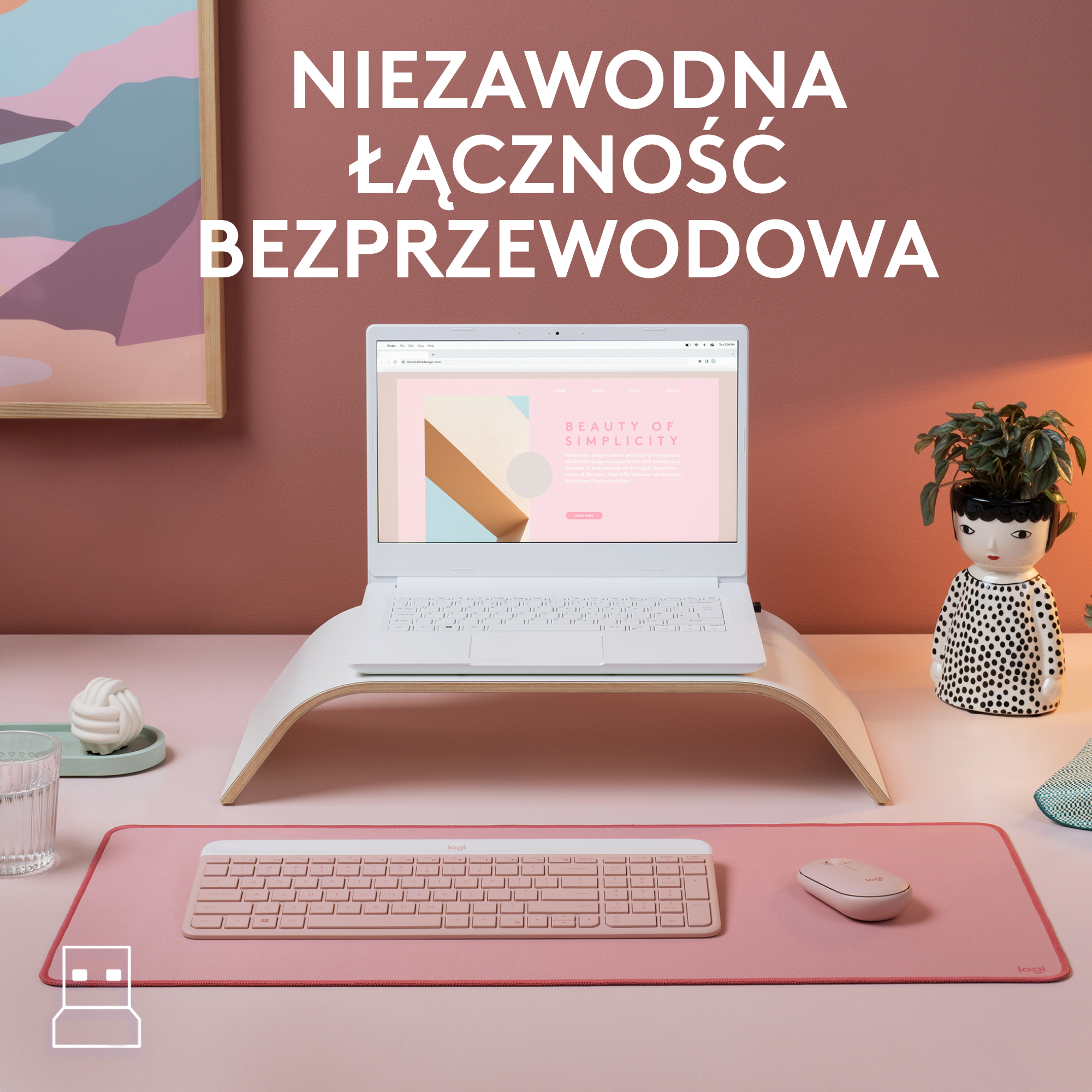Biały laptop stoi na drewnianym stojaku. Różowa klawiatura i mysz są przed nim.