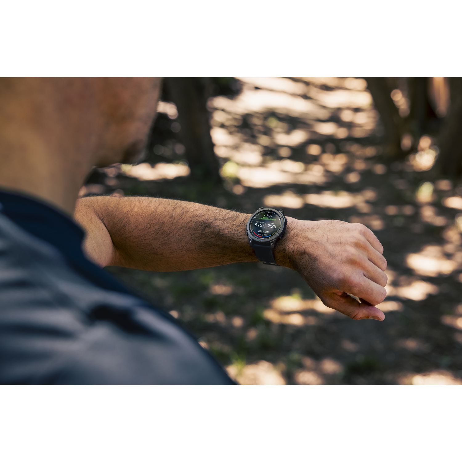 Une personne portant une smartwatch regarde l'écran de la montre.